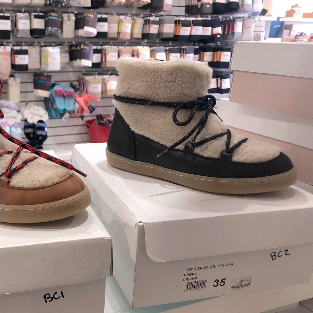 Snow boots size 35 youth or 4